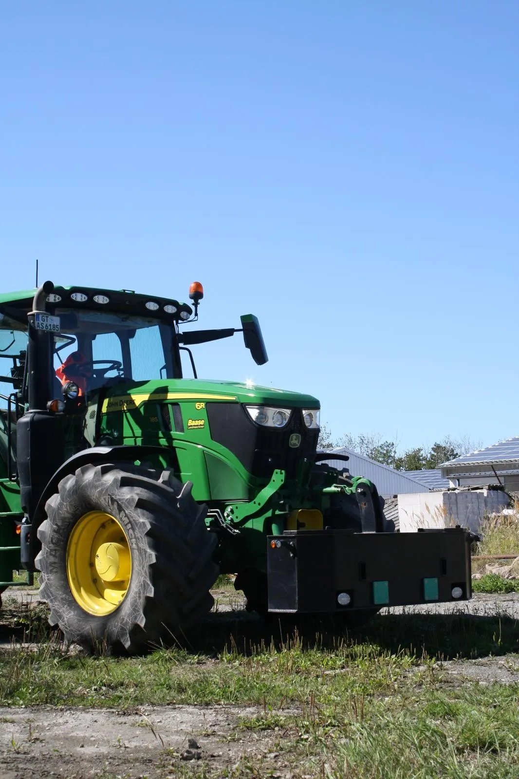 Nahaufnahme eines Traktors bei der Feldarbeit