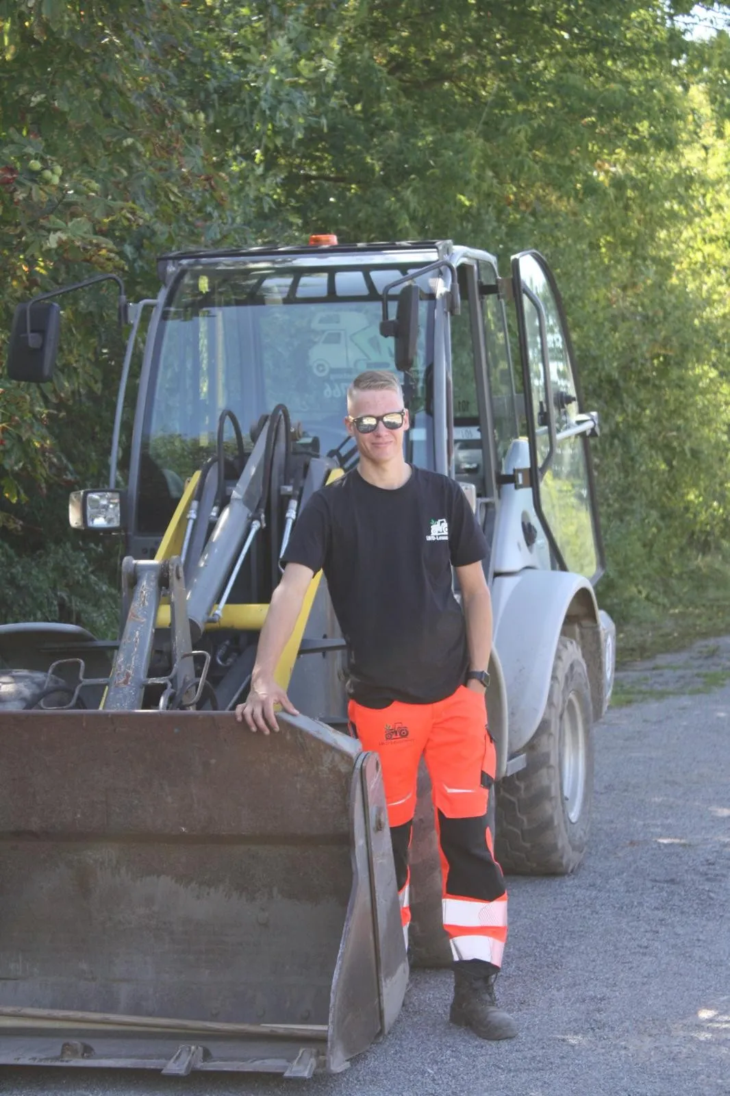 Lukas Leuschner vor einem Radlader im Einsatz