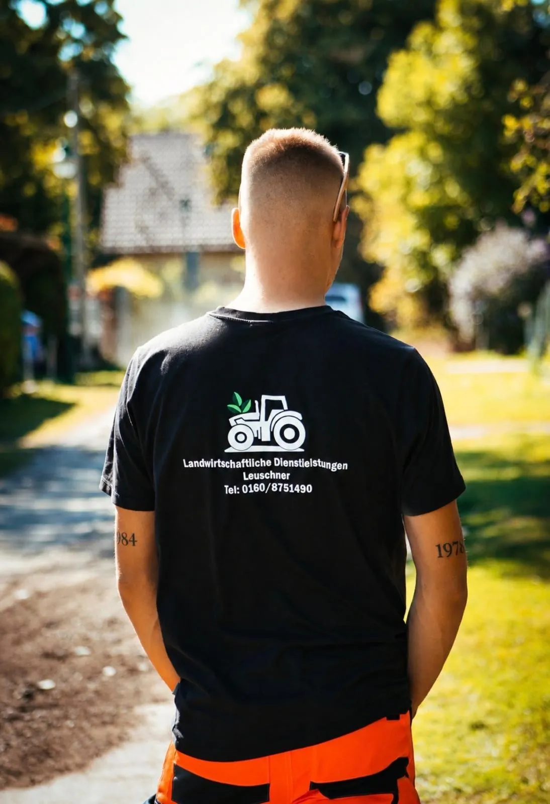 Lukas Leuschner vor einem Traktor
